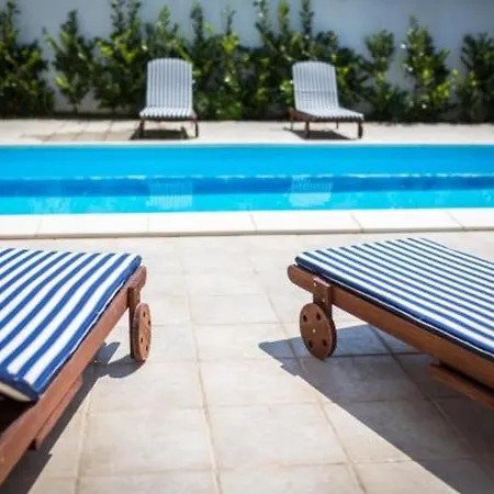 Holiday Floreat - Four Bedroom Holiday With Pool And Terrace Apartman *