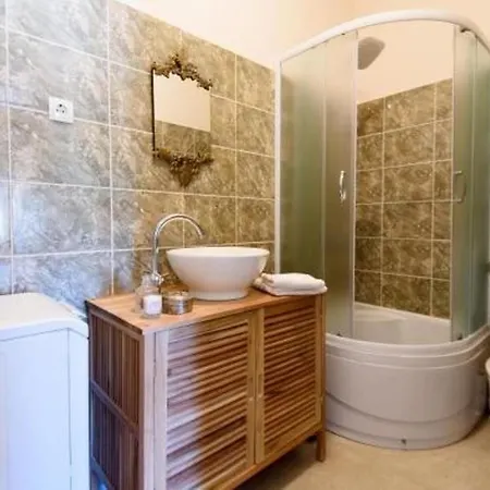 Holiday Floreat - Four Bedroom Holiday With Pool And Terrace